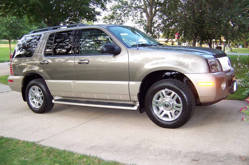 Mineral grey with French silk bottom.  Looks like tan to me!  17" wheels.